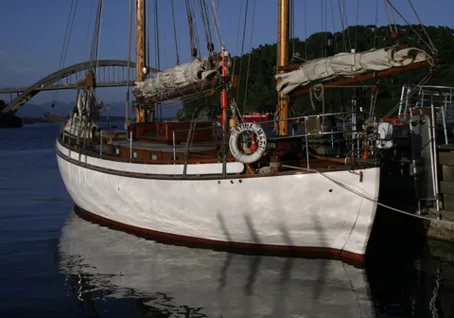 painting a sailboat mast