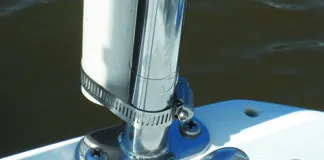 The top stanchion was treated with stainless steel cleaner Citrisurf 77, while the bottom part is untreated and is rusting.