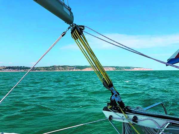 Do Twin Sheets Better Control the Mainsail?