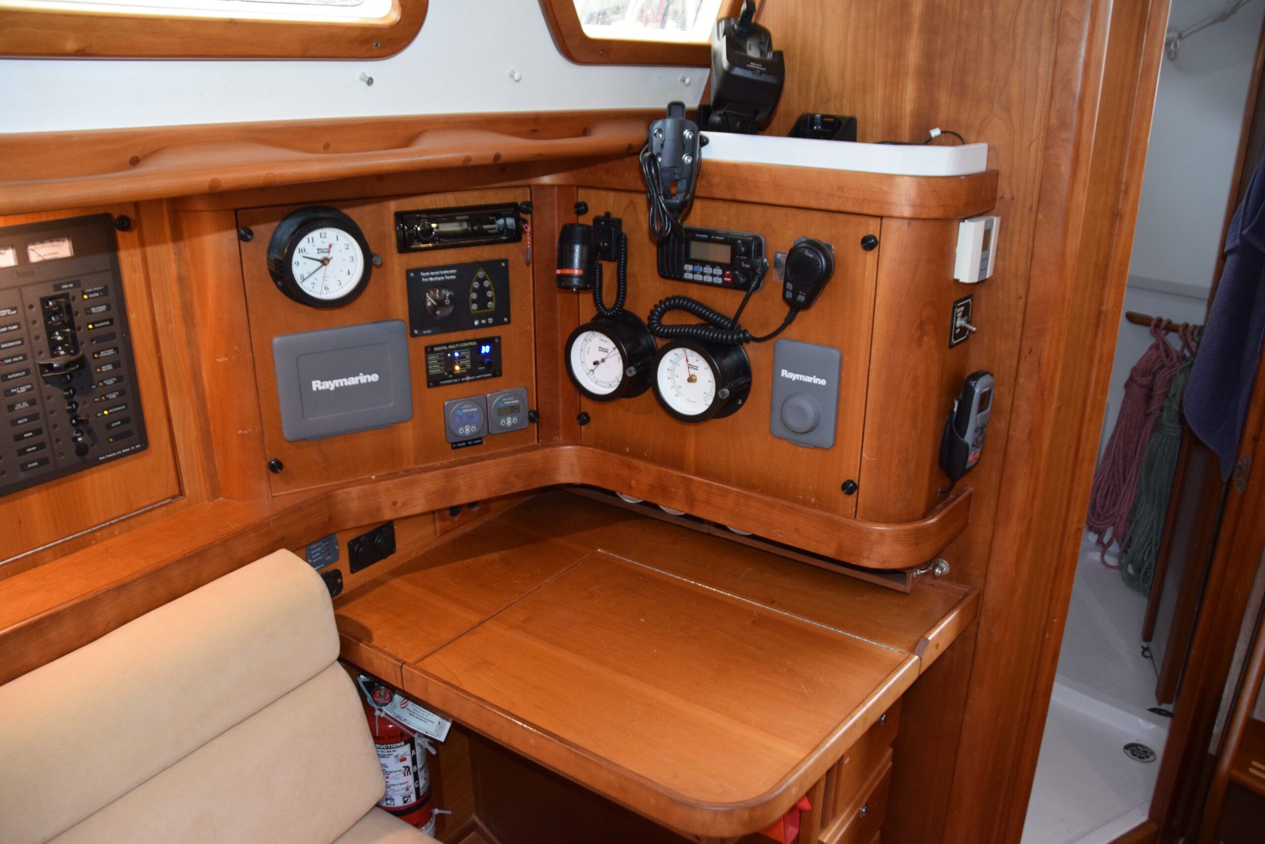 Compact nav station