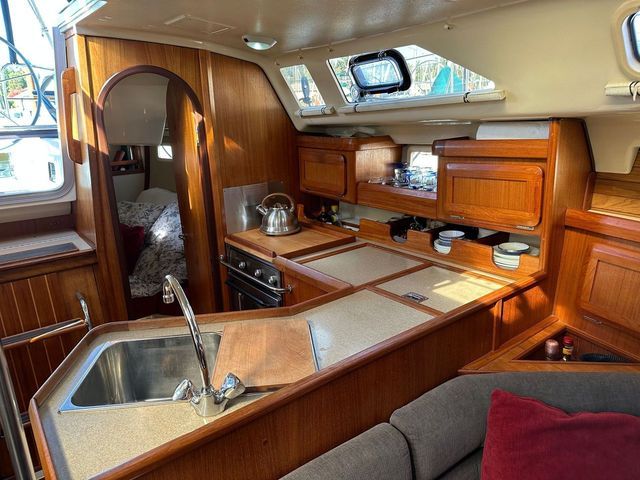 Hunter 35.5 Legend galley. (Photo/ Bert Vermeer)