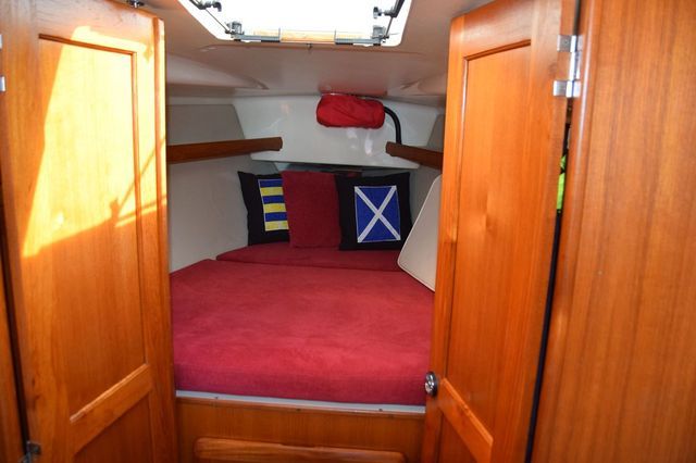 Hunter 35.5 Legend v-berth. (Photo/ Bert Vermeer)